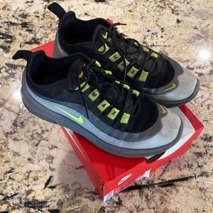 Nike Air Max Axis in Black/Volt-Gunsmoke-Volt